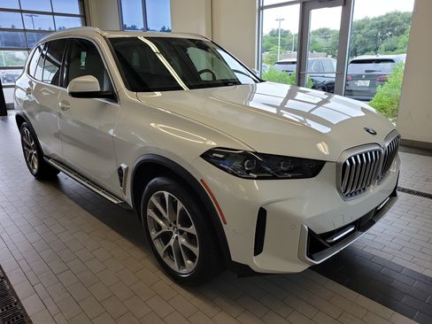 Used 2024 BMW X5 xDrive40i w/ Premium Package AWD/4WD image 3