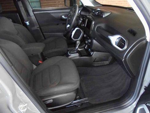 Used 2020 Jeep Renegade Latitude FWD image 8