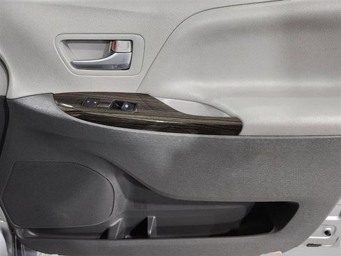 Used 2017 Toyota Sienna XLE image 29
