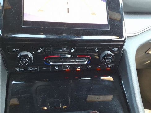 Used 2023 Jeep Grand Cherokee Altitude AWD/4WD image 9