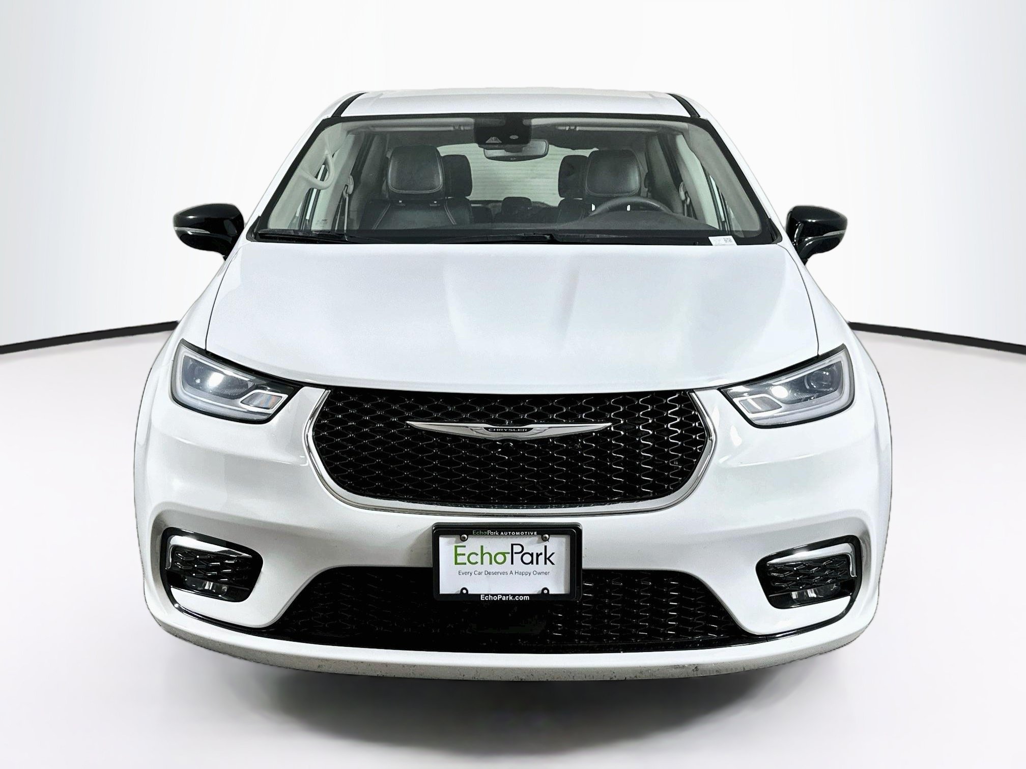 Used 2024 Chrysler Pacifica Touring-L FWD image 2