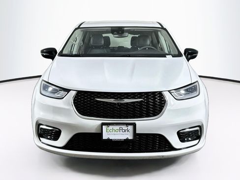 Used 2024 Chrysler Pacifica Touring-L FWD image 2