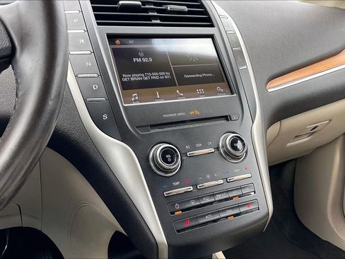 Used 2017 Lincoln MKC Select image 26