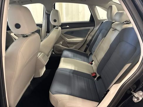 Used 2025 Volkswagen Jetta SE w/ Sunroof Package FWD image 23