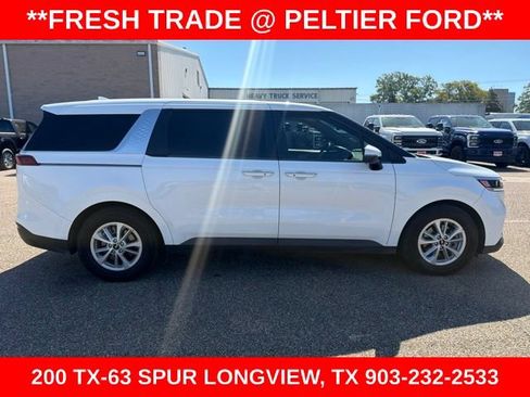 Used 2024 Kia Carnival LX FWD image 2