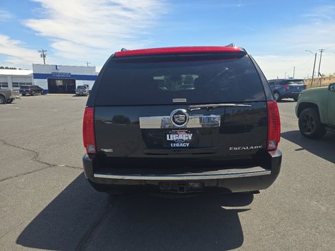 Used 2011 Cadillac Escalade Luxury AWD/4WD image 6