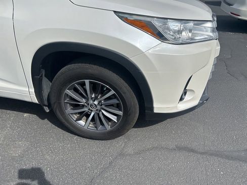 Used 2017 Toyota Highlander XLE w/ Carpet Mat Package image 12