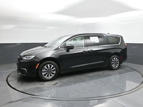 Used 2023 Chrysler Pacifica Touring-L image 30