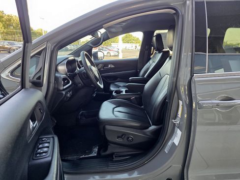 Used 2025 Chrysler Pacifica Select FWD image 44