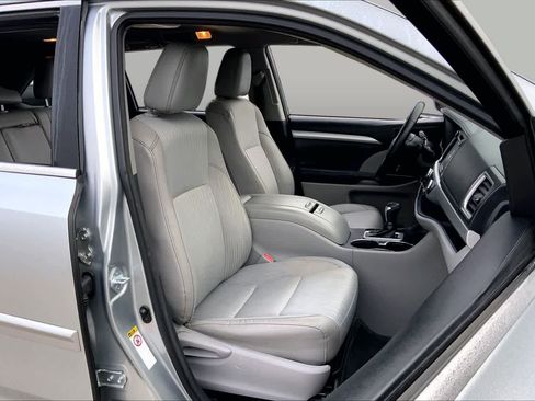 Used 2017 Toyota Highlander Plus FWD image 9