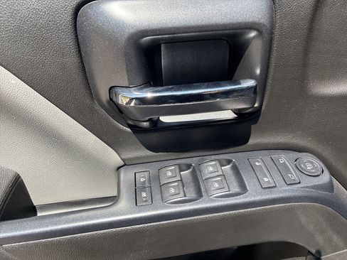 Used 2018 Chevrolet Silverado 1500 Custom w/ Custom Value Package image 16