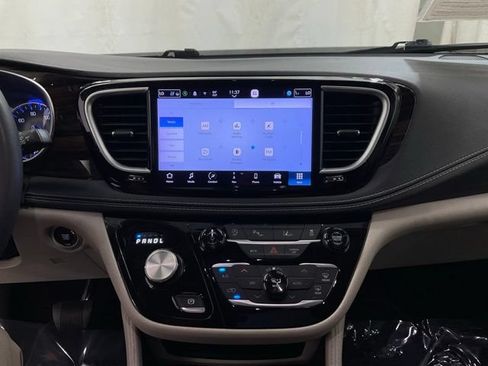 Used 2023 Chrysler Pacifica Limited FWD image 17