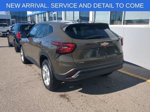 Used 2024 Chevrolet Trax LS w/ LS Convenience Package FWD image 3