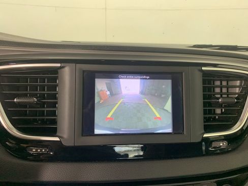 Used 2020 Chrysler Pacifica Touring-L image 26