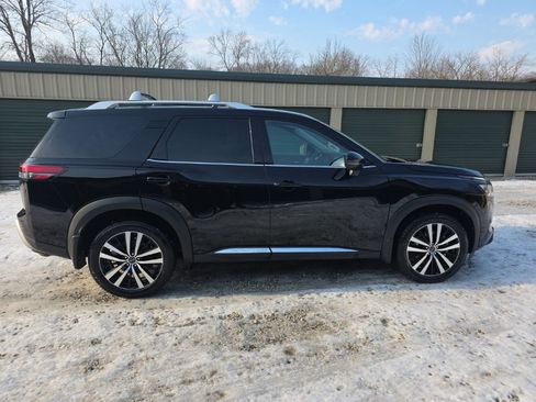 Used 2024 Nissan Pathfinder Platinum w/ Cargo Package image 8