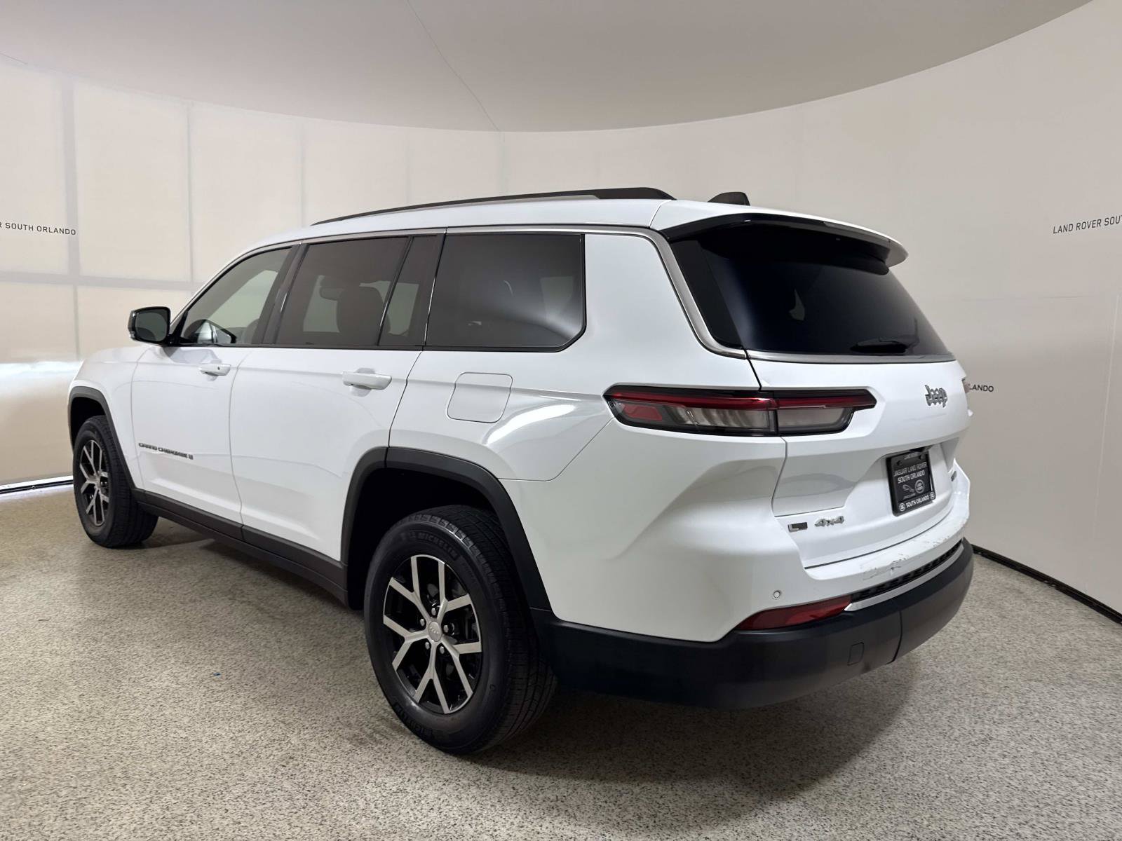 Used 2023 Jeep Grand Cherokee L Limited AWD/4WD image 3