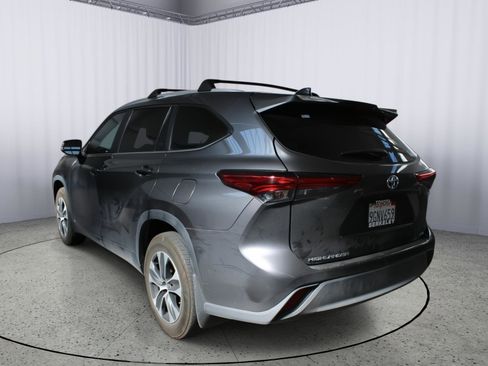 Used 2023 Toyota Highlander XLE AWD/4WD image 5