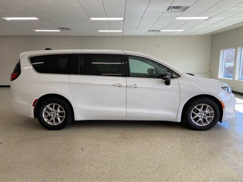 Used 2024 Chrysler Pacifica Touring-L image 4