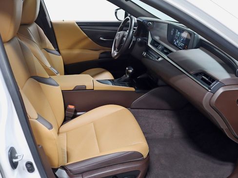 Used 2021 Lexus ES 300h w/ Accessory Package image 29