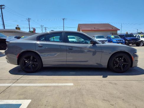 Used 2017 Dodge Charger SXT w/ Plus Group RWD image 3