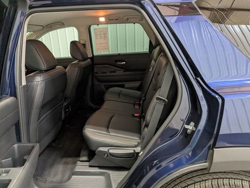 Used 2025 Nissan Pathfinder SL AWD/4WD image 9