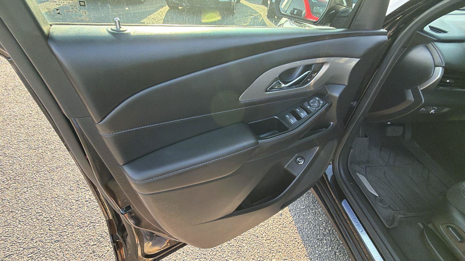 Used 2023 Chevrolet Traverse LT FWD image 14