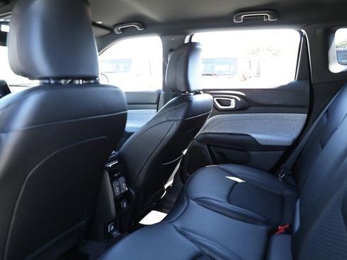 New 2025 Jeep Compass Latitude image 28