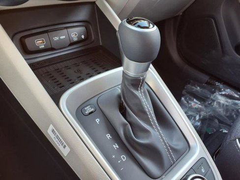 New 2025 Hyundai Venue Limited image 13