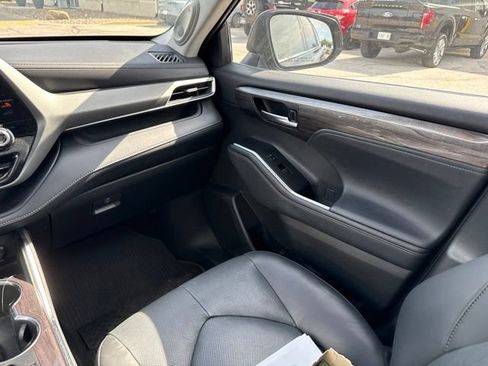 Used 2021 Toyota Highlander Limited w/ Protection Package #3 (TMS) AWD/4WD image 20