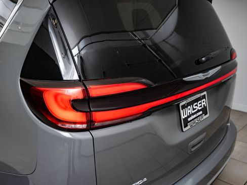 Used 2022 Chrysler Pacifica Touring-L FWD image 9