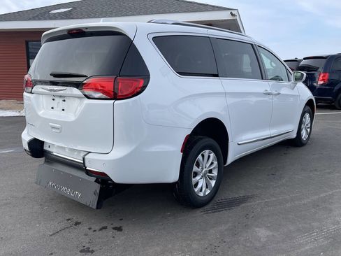 Used 2019 Chrysler Pacifica Touring-L image 9