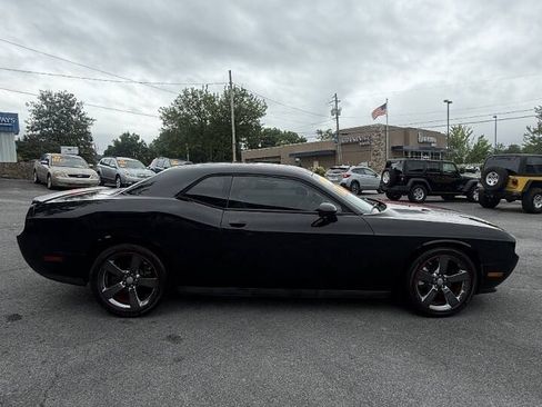 Used 2013 Dodge Challenger SXT RWD image 5