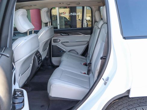 Used 2022 Jeep Grand Cherokee Overland w/ Luxury Tech Group IV AWD/4WD image 8