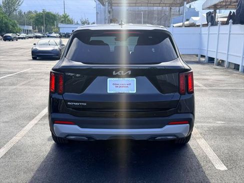 Used 2025 Kia Sorento LX FWD image 6