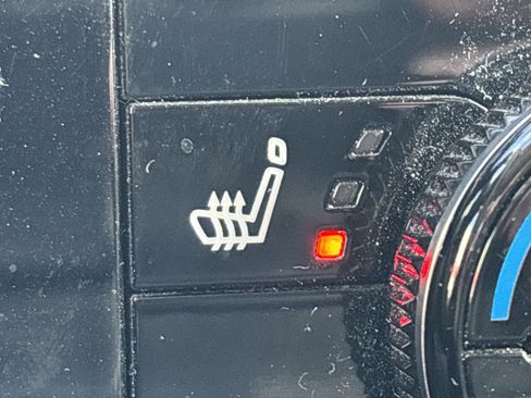 Used 2024 Nissan Pathfinder SV w/ Black Appearance Package image 29