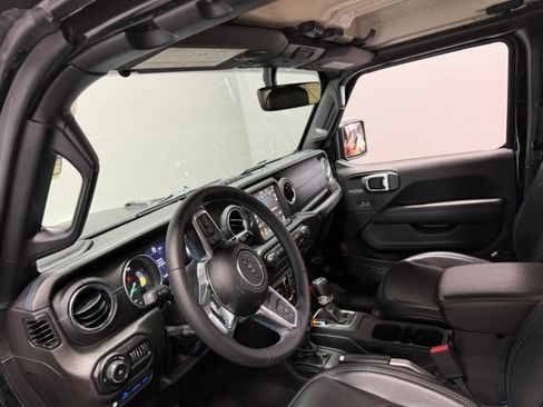 Used 2022 Jeep Wrangler Unlimited Rubicon 4xe w/ Cold Weather Group AWD/4WD image 17