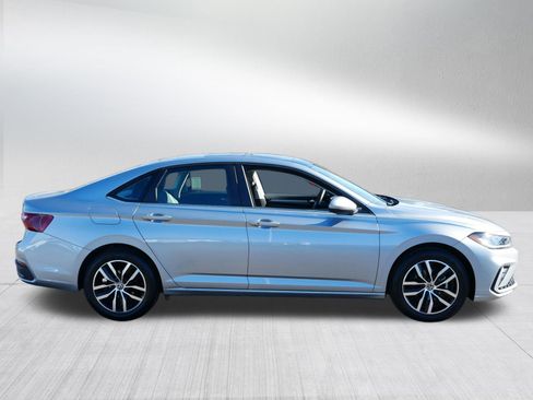 Certified 2025 Volkswagen Jetta SE w/ Sunroof Package image 8