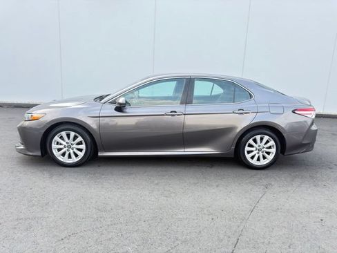 Used 2018 Toyota Camry LE FWD image 9