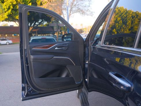 Used 2022 Cadillac Escalade ESV Luxury image 10