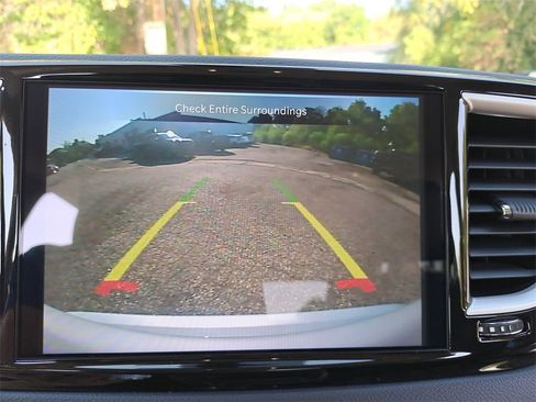 Used 2024 Chrysler Pacifica Touring-L image 23