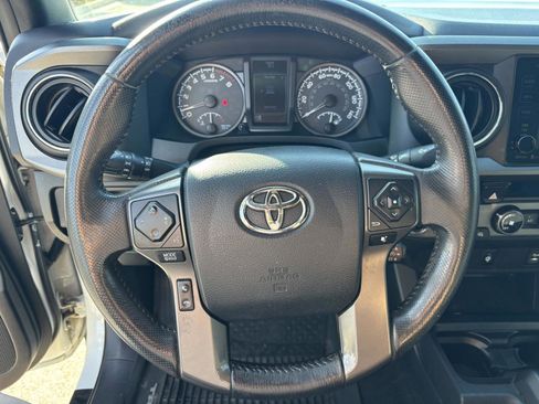 Used 2017 Toyota Tacoma TRD Off-Road image 30