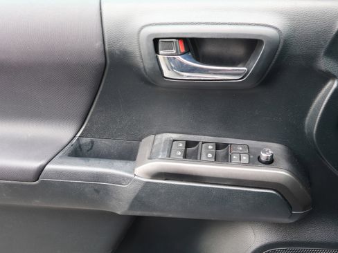 Used 2017 Toyota Tacoma TRD Sport image 12