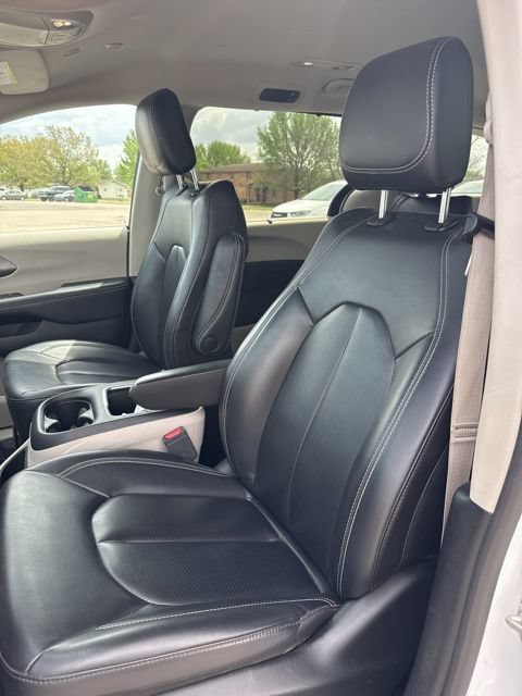 Used 2023 Chrysler Pacifica Touring-L FWD image 12