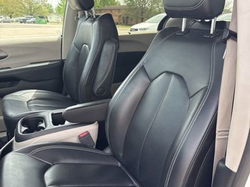 Used 2023 Chrysler Pacifica Touring-L FWD image 12