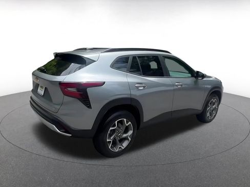Used 2025 Chevrolet Trax LT FWD image 14