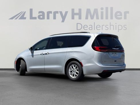 Used 2022 Chrysler Pacifica Touring-L FWD image 3