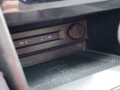 Used 2022 Volkswagen Tiguan SE image 24