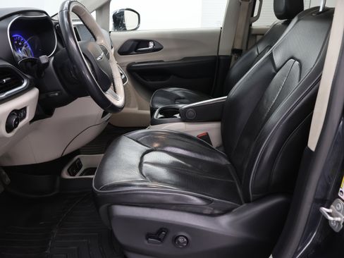 Used 2020 Chrysler Pacifica Limited FWD image 7