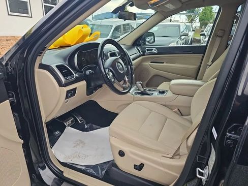Used 2019 Jeep Grand Cherokee Laredo AWD/4WD image 11