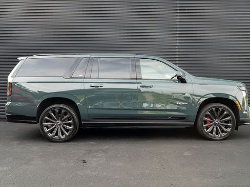 Used 2025 Cadillac Escalade ESV V AWD/4WD image 29